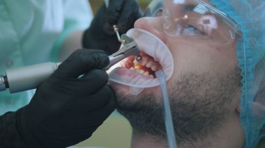 Stomatology Kliniği - diş hekimliği sandalyede hasta erkek