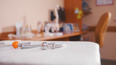 Nörolog, ön planda tıp aletleri, iskelet tablo modelleri dolap