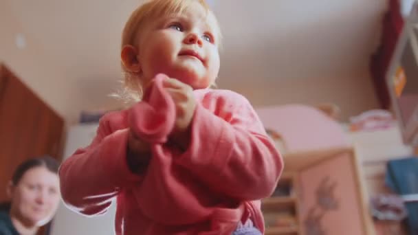 Το χαριτωμένο μικρό κορίτσι περπάτημα και χαμογελαστός — Αρχείο Βίντεο