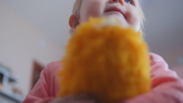 Söt liten flicka promenader och leende, leker med leksak — Stockvideo