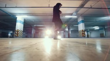 Garaj, parkour akrobatik öğeleri, ağır çekim duvarından bir flip yapıyor freerunner şık genç adam