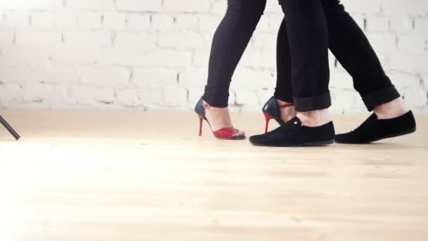 Dansers voeten dragen mode schoenen - familie paar is kizomba dansen in studio — Stockvideo