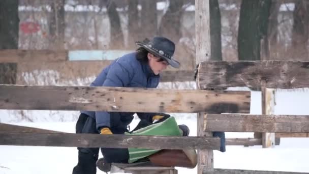 Rider på gården förbereder sadeln innan ridningen — Stockvideo