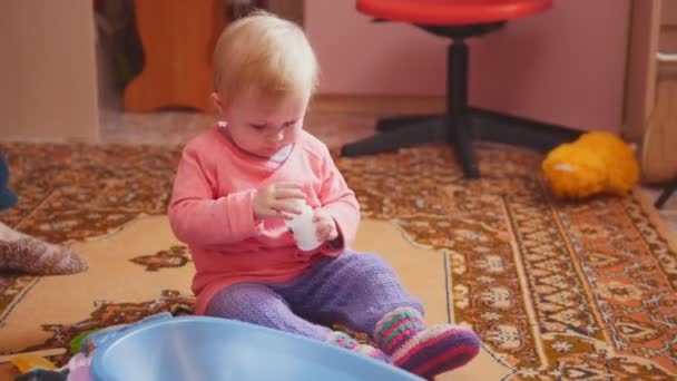 Bebé niña pequeño come vitaminas o pastillas en casa — Vídeo de stock