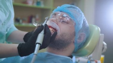 Doktor ve hasta ile dudak DİLATÖR diş ofiste, fırça ile parlatma