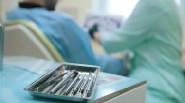 Doktor stomatologist ve danışmanlık, açıklama ve gösteri x-ray, hasta diş ofiste aletleri üzerinde odaklanmak