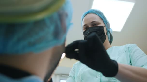 Läkare tandläkare och patient i tandläkarens, inspektion och undersökning munnen, förberedelse för behandling, — Stockvideo