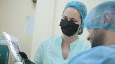 Stomatologist ve danışmanlık, açıklama ve gösteri x-ray hasta diş ofiste,