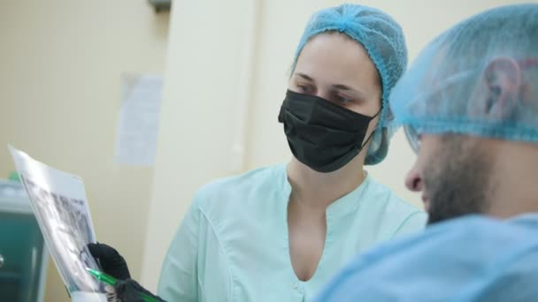 Stomatologe und Patient in der Zahnarztpraxis, Beratung, Erklärung und Demonstration des Röntgenbildes — Stockvideo