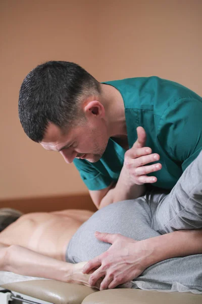 Dokter osteopaat hebben manuele therapie voor dames voeten — Stockfoto