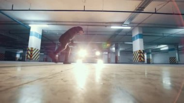 Performans bir amut, parkour akrobatik öğeleri, ağır çekim freerunner şık genç adam