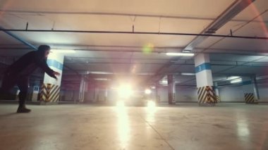 Garaj, parkour akrobatik öğeleri, ağır çekim duvarından bir flip yapıyor freerunner şık genç adam