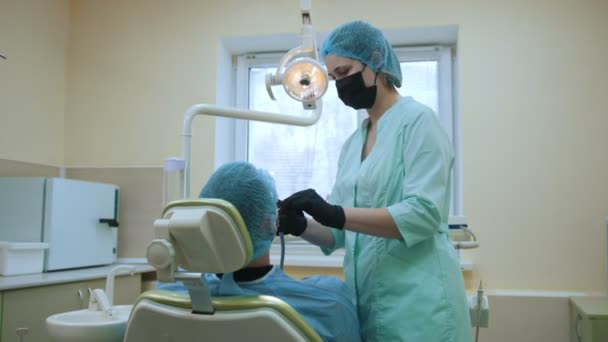 Médico estomatologista e paciente no consultório odontológico, profissional de polimento procedimento médico — Vídeo de Stock