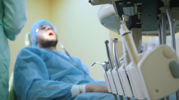 Studio dentistico: il medico, il paziente e gli strumenti — Video Stock