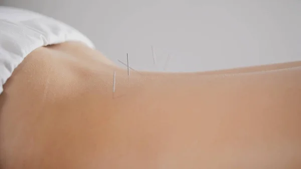 Jeune femme relaxante dans un salon de spa avant le massage au sésame à l'huile — Photo