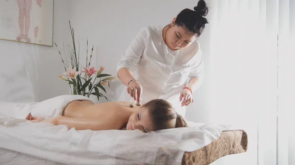 Jovem bela mulher no spa recebendo procedimento de medicina tibetana — Fotografia de Stock