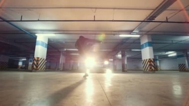 Performans bir amut, parkour akrobatik öğeleri, ağır çekim freerunner şık genç adam