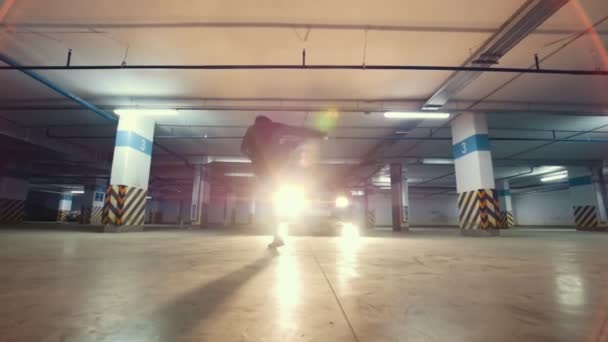 Jeune homme élégant freerunner effectuant un handstand, éléments acrobatiques parkour, ralenti — Video