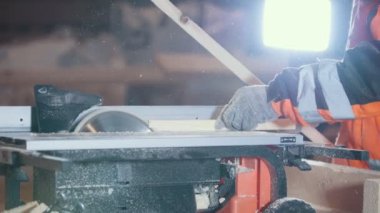 Tehlikeli dairesel elektrik ile çalışan joiner kesme ahşap tahta gördüm, profil görüntülemek