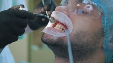 Doktor ve diş ofiste DİLATÖR dudak, temizlik ve dişleri durulama yakından hasta ile