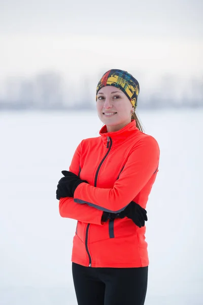 Portret van een jonge vrouwelijke atleet in de winter — Stockfoto