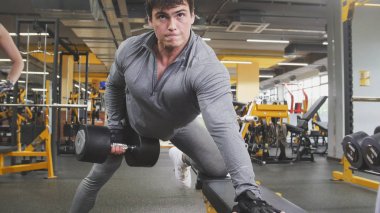 Genç kaslı adam atlet halter kaldırma