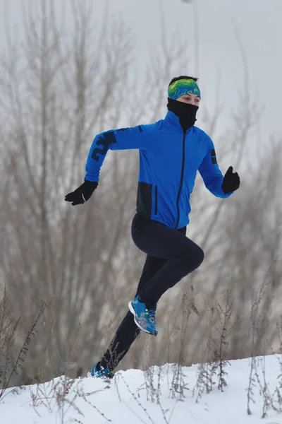 Manliga idrottare som kör på vintern — Stockfoto