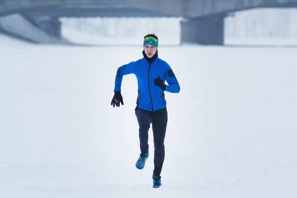 겨울 눈을 통해 실행 하는 젊은 남자 선수 — 스톡 사진