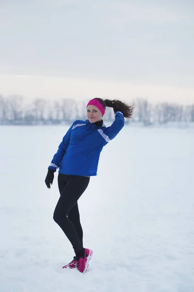 Portret van een lachende jonge vrouwelijke Sportvrouw in de winter — Stockfoto