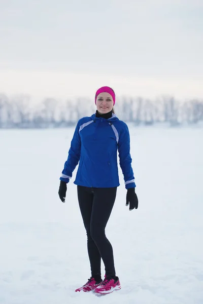 겨울 얼음 강에 웃는 젊은 여성 sportswoman의 초상화 — 스톡 사진