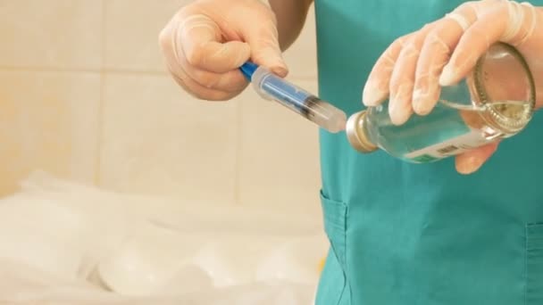 Nurse gaining medicine into the syringe medication during surgery — Stock Video