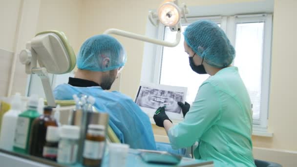 Médico y paciente en el consultorio dental, examen de la boca — Vídeo de stock