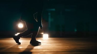 Yeraltı Otopark, ağır çekim üzerinde akrobatik yapan bir genç adam freerunner silüeti