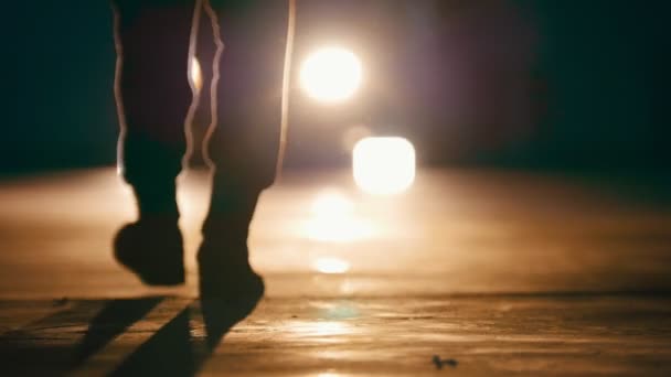 Silhuetten av mannen i garaget framför strålkastarna-fötter närbild — Stockvideo