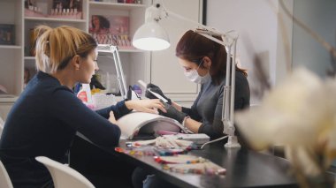 Güzellik salonları - çekici genç kadın için profesyonel manikür