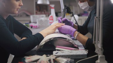 Güzellik Salonu - beyaz modeli için profesyonel manikür yaparken ana tırnak - yakın çekim