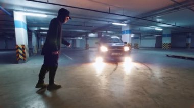 Genç erkek, yer altı otoparkı - yavaş hareket akrobatik egzersiz yapıyor