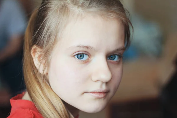Jeune adolescente à la maison portrait d'une blonde cheveux yeux bleus femelle — Photo