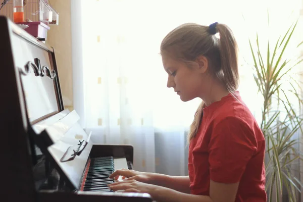 Bionda adolescente 14 anni che suona il pianoforte a casa — Foto Stock