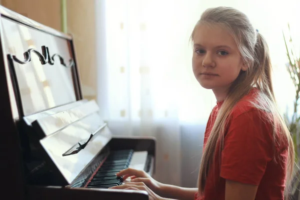 Portrait d'une adolescente de 14 ans jouant du piano à la maison — Photo