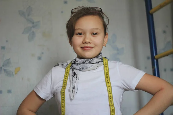 Jeune fille de 12 ans joue dans la couture - couturière — Photo