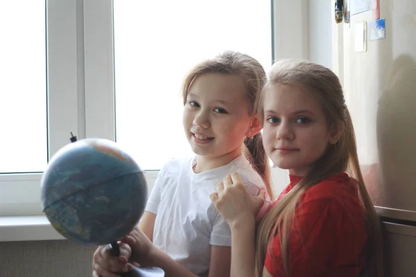 Portrait de deux adolescentes sœurs à la maison regardant vers le monde — Photo