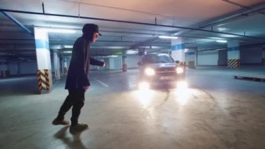 Performans bir amut, parkour akrobatik öğeleri, ağır çekim bir şık delikanlı freerunner silüeti