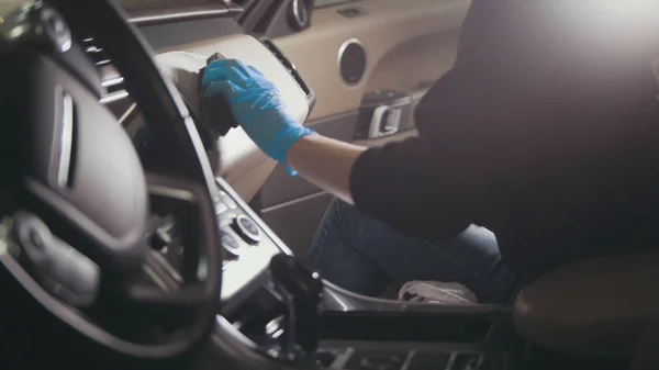Trabajador en guantes es lavar con cepillo un interior de coche y asientos — Foto de Stock