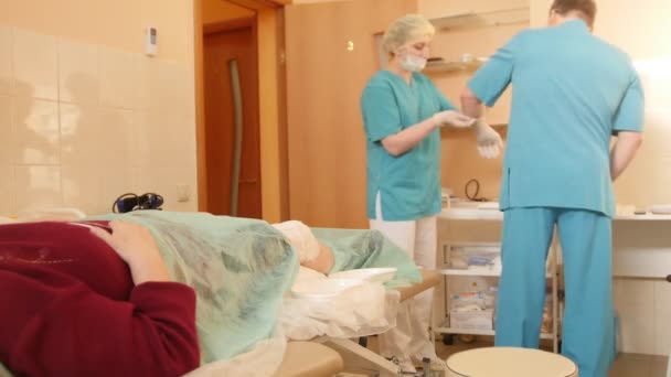 Chirurgie voor knie - de arts bereidt patiënt voor procedure — Stockvideo