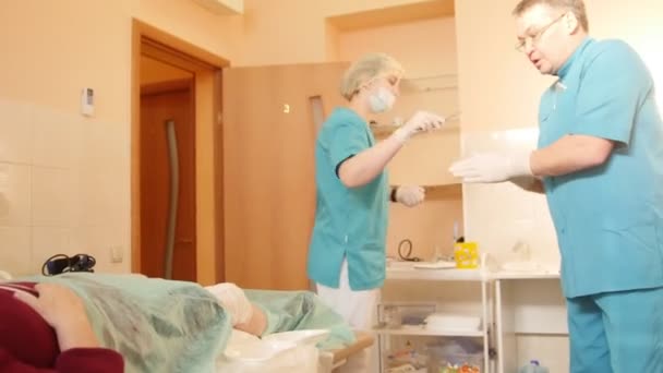 Χειρουργική επέμβαση για γόνατο - ο γιατρός ετοιμάζεται ασθενή για τη διαδικασία — Αρχείο Βίντεο