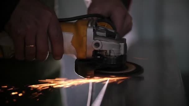 Travail manuel - ouvrier meulant le mécanisme en acier, au ralenti — Video