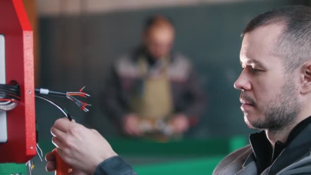 Retrato del ingeniero electricista durante el trabajo — Vídeo de stock