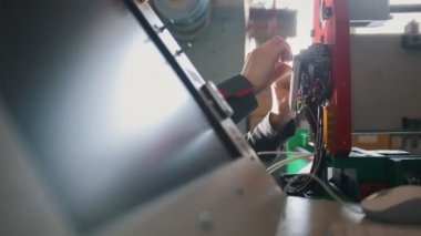 Elektrikçi tulum üzerinde bitki enerji paneli ve makine ekipmanları ile çalışma
