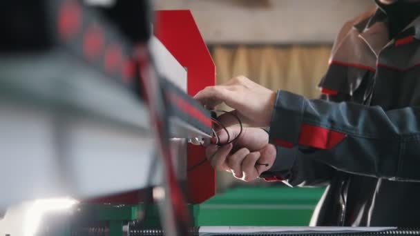 Handen van elektricien ingenieur schakelen en testapparatuur — Stockvideo